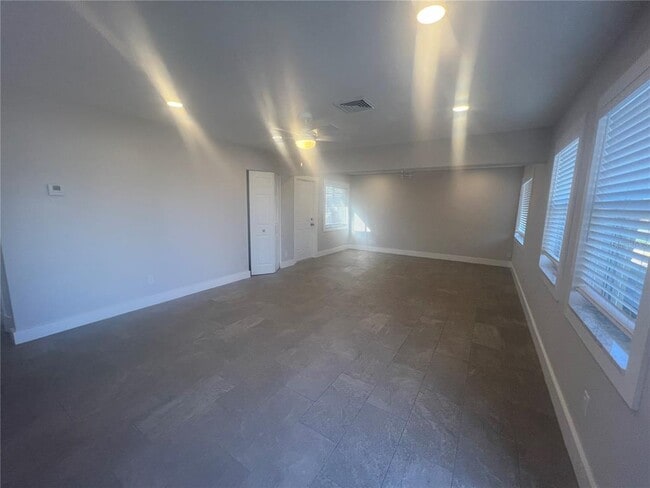 Building Photo - 322 Lasayette Dr NE