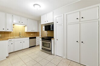 Building Photo - 8406 Highcrest Dr