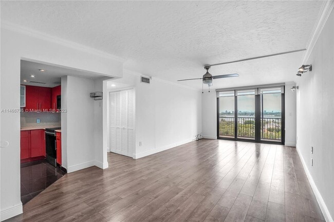 Foto del edificio - 2500 NE 135th St
