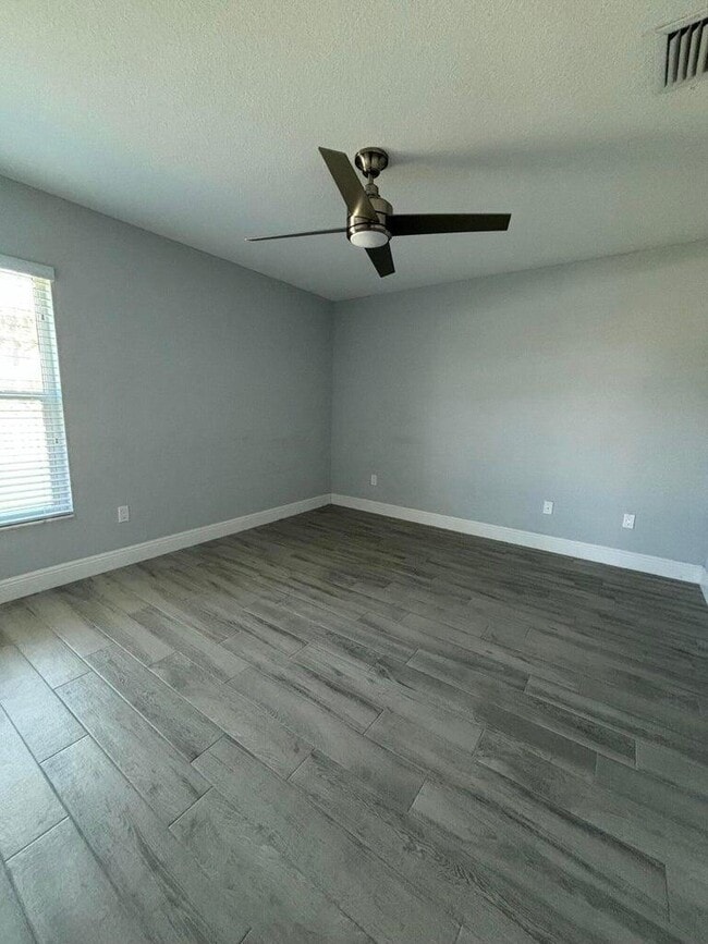 Foto del edificio - 2501 SE Mariposa Ave