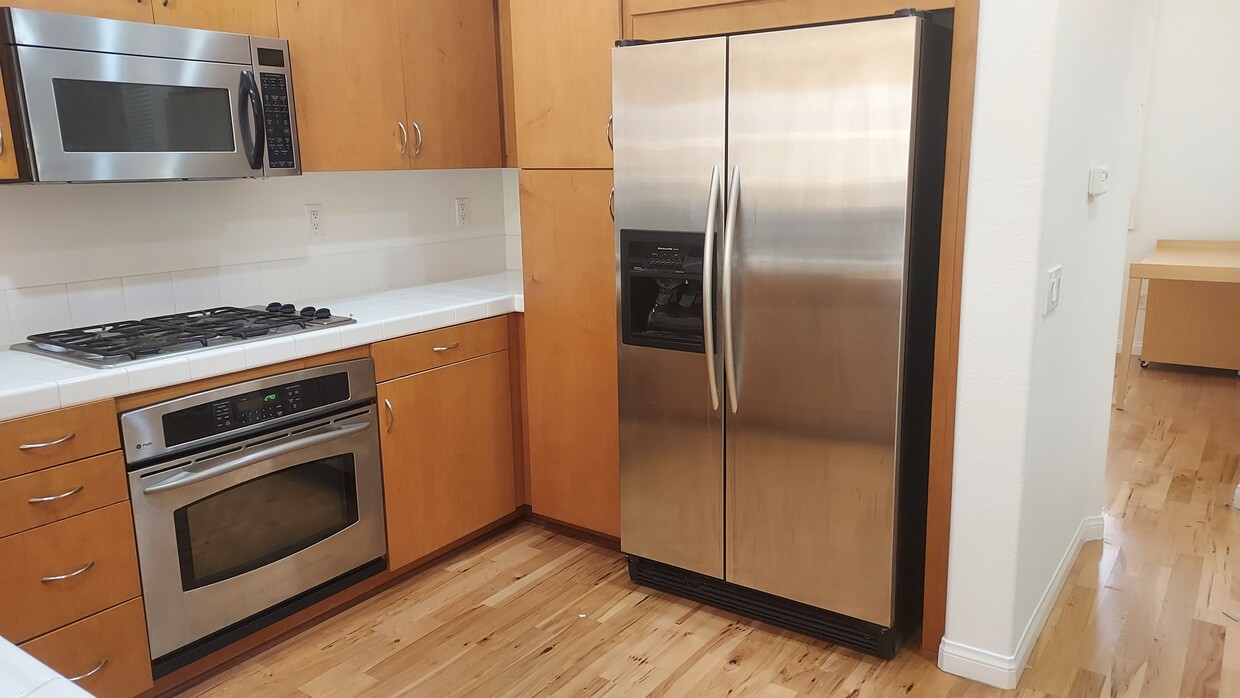 kitchen stainless steel appliances, 2nd fl - 8741 Esplanade Park Ln