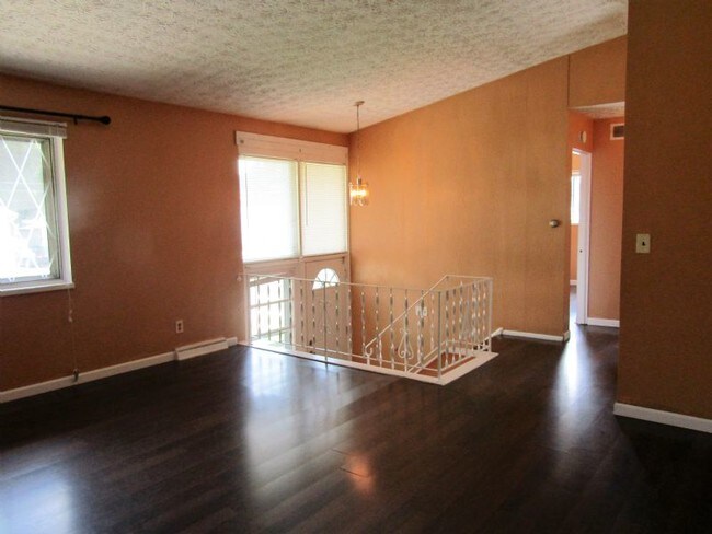 Building Photo - 1406 Alphada Ave
