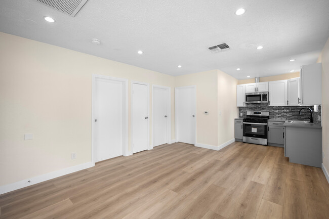 Foto del edificio - 6107 Hazelhurst Pl