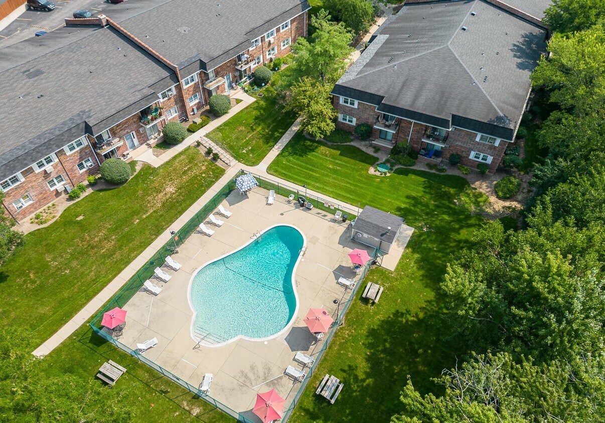 Fairway Grove Apartments in Downers Grove, IL