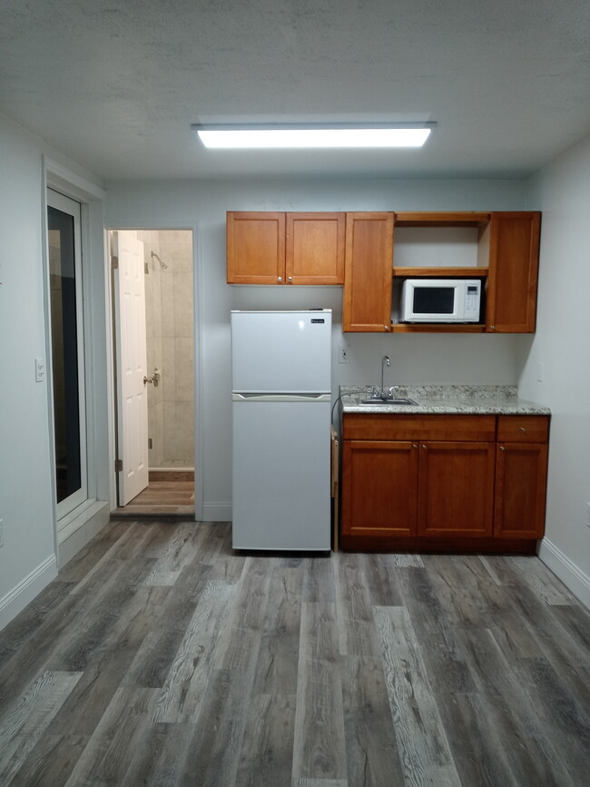 Studio with kitchenette - 75 NE 170th St