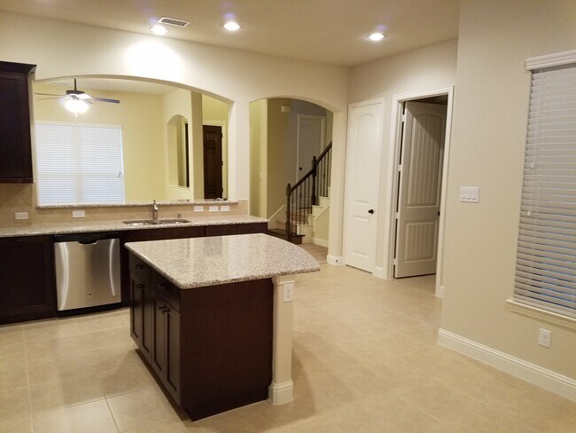 Building Photo - 837 Rohan Dr