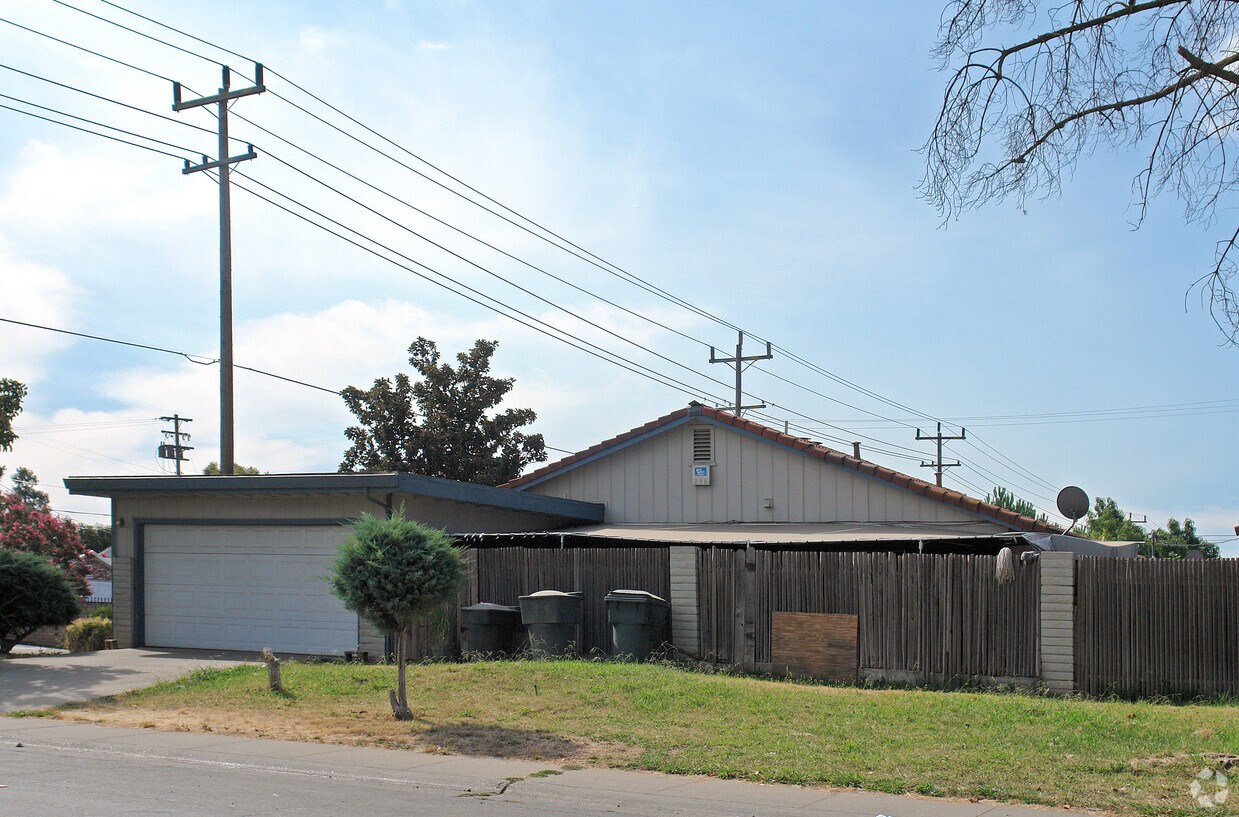 Primary Photo - Chateau Gardens
