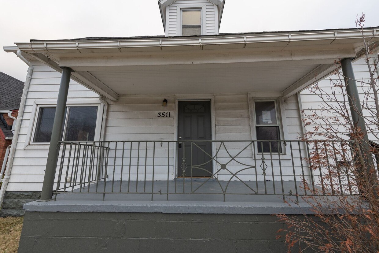 Primary Photo - West Park 4 BEDROOM 2 BATH FOR RENT!!!