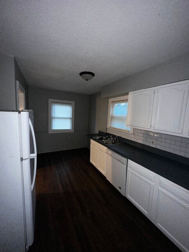 Building Photo - Charming 3/4 bedroom home ready to lease!