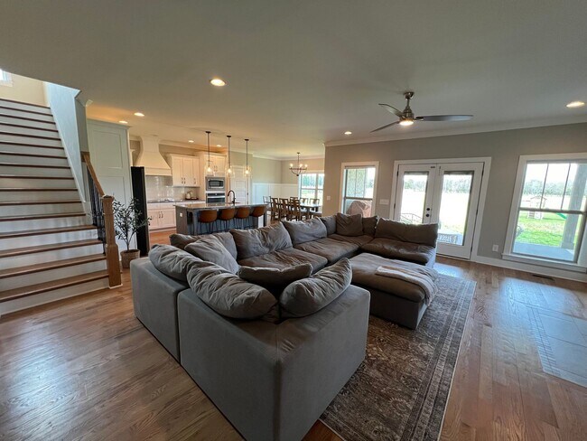 Foto del edificio - Stunning 4 Bedroom 3 Bathroom + Bonus & Of...