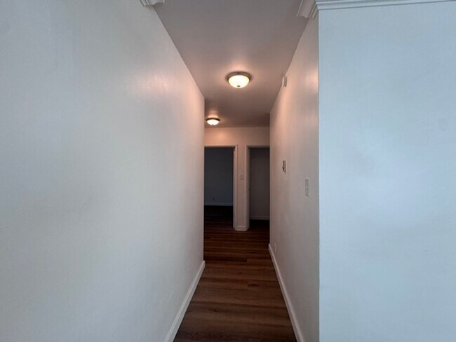 Foto del edificio - Charming 3-Bedroom Home with 2-Car Garage & Driveway Parking in North Long Beach