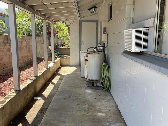 Building Photo - Detached 2 bedroom, 1 bath cottage behind a main house