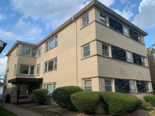 Foto principal - 7912 W Belmont Ave