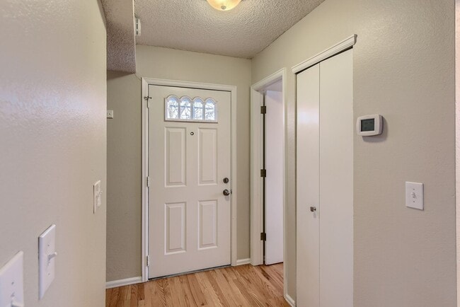 Building Photo - 3 Bedroom 3 Bath in Littleton next to horseshoe park!!
