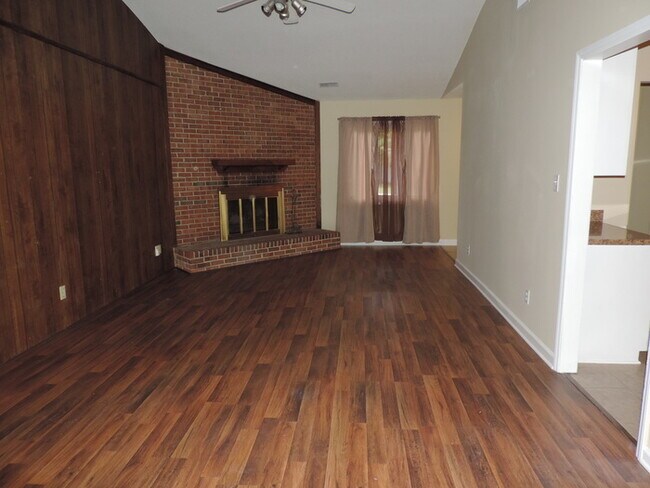 Foto del edificio - One story with 3 beds and 2 bath ranch hom...