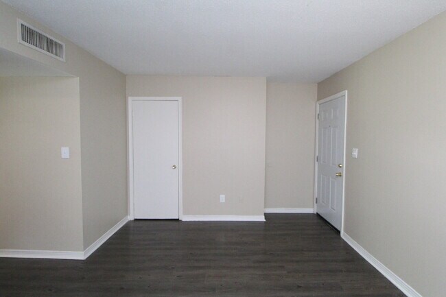 Foto del edificio - Don’t Miss This Updated First-Floor 1BR — Modern Upgrades, Easy Living & Prime Location Near 9 Mi...