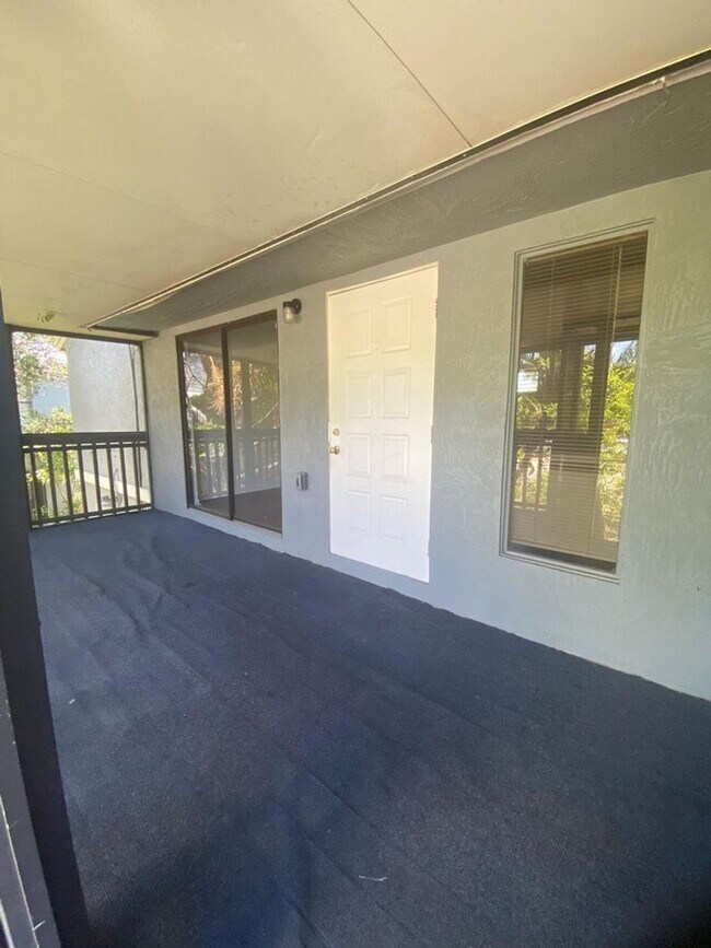 Building Photo - Great 2 bedroom 2 bath condo with screened...