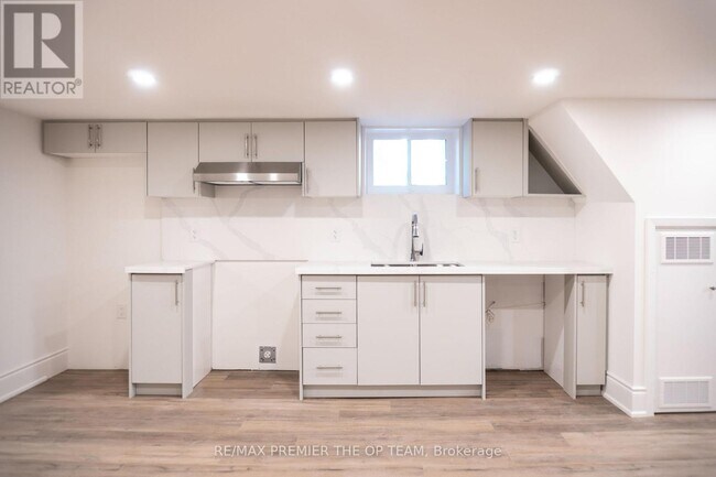 Photo du bâtiment - 148 Martin Grove Rd