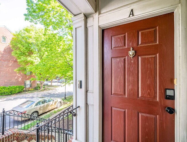 Foto del edificio - Comfortable Condo Living in Convenient Alexandria Location