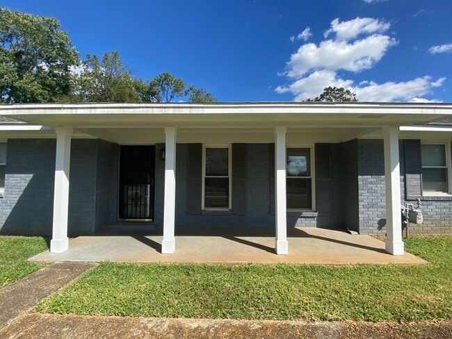 Building Photo - Close to Campus 805!