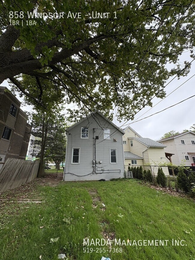 Photo du bâtiment - COZY 1 BED/1 BATH DOWNTOWN WINDSOR + GAS