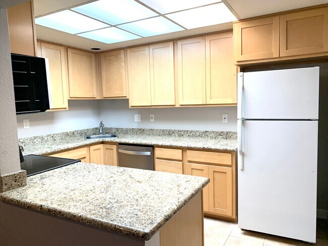 Foto del edificio - UPSCALE 2 BEDROOM CONDO WITH FIREPLACE, PO...