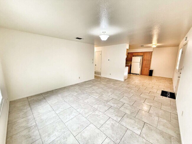 Foto del edificio - Prime Location! Fresh Paint – Charming 2BR...