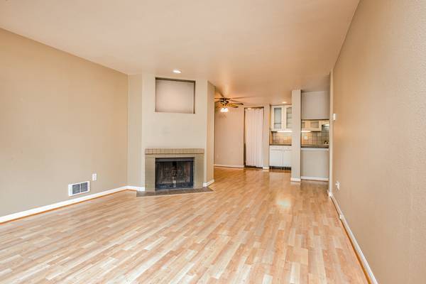 Building Photo - Redmond Condo with 2 Parking Spaces Included