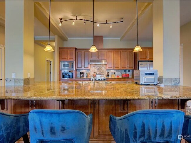 Foto del edificio - "Spacious 2-Bed, 3-Bath Sanctuary in Tacoma's Heart – 3,243 Sq Ft of Luxury Living!"