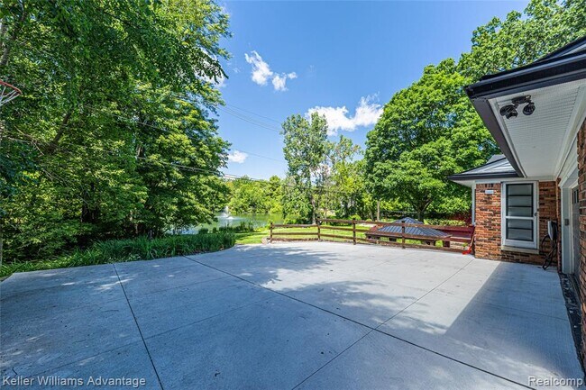 Foto del edificio - 5722 Raven Rd