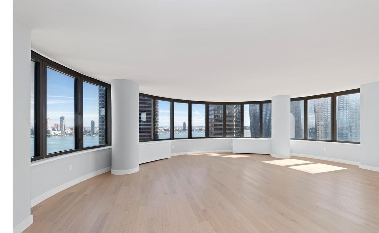 Primary Photo - 530 W 44th St