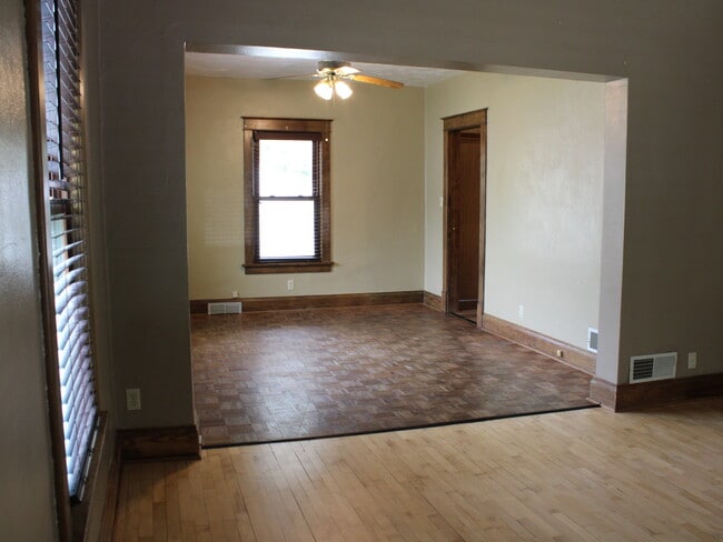 Foto del edificio - 107 E 11th St