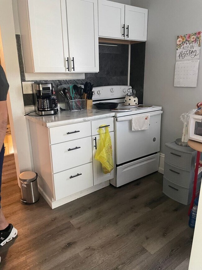 Building Photo - 15 S Grove