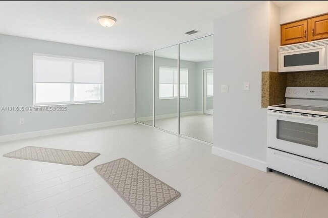 Building Photo - 2860 SW 32nd Ave