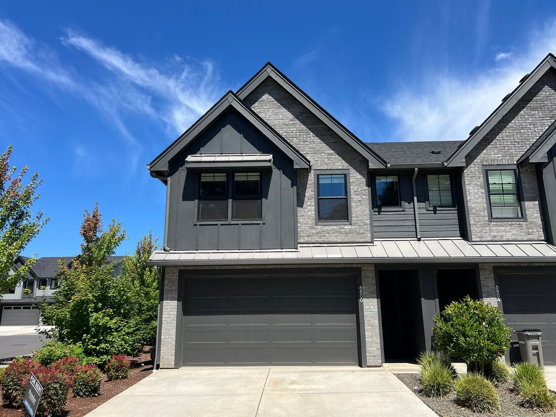 Photo - End Unit Luxury Townhome for Lease at the Courtyards at Hidden Crest - 6800 NE 131st Way