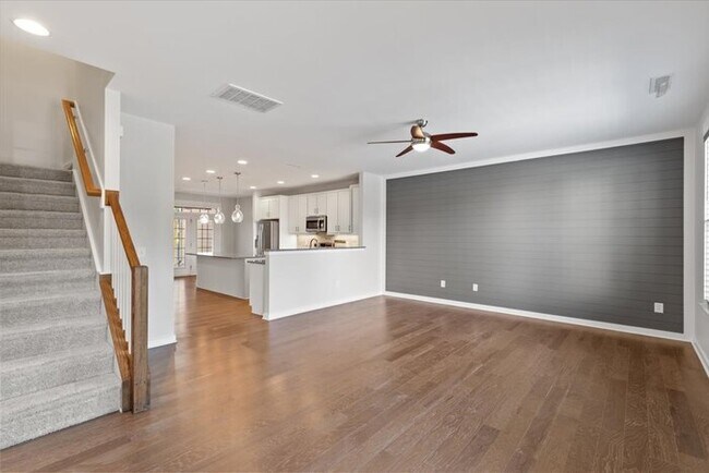 Building Photo - Gorgeous Townhome - Walk to Restaurants an...