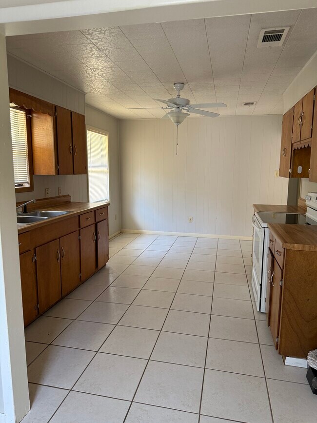 Building Photo - 5845 Pine Hill Dr