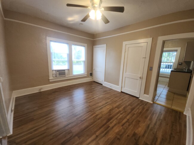 Building Photo - 635 Tanglewood St