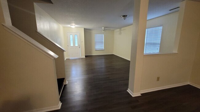 Primera sala de estar - 10367 Waverly Dr