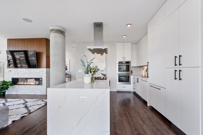 Building Photo - 450 W Belmont Ave