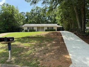 Building Photo - 102 Red St