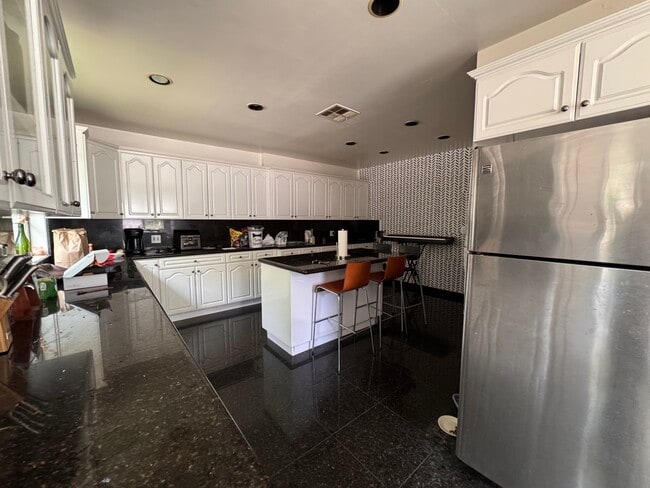 Foto del edificio - 4110 Prospect Ave