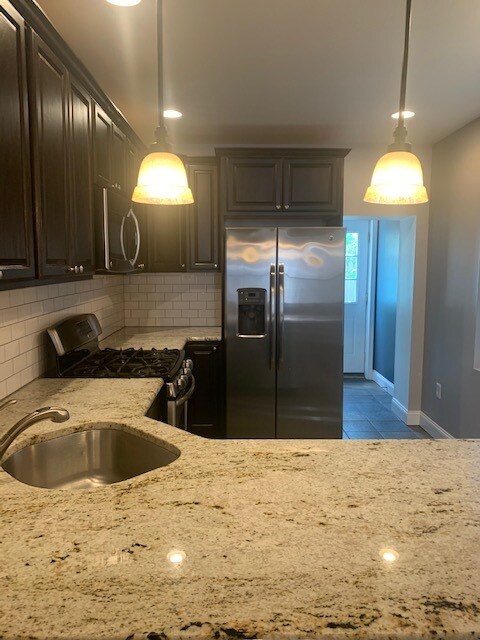 Kitchen with gas cooking - 2450 Montrose St