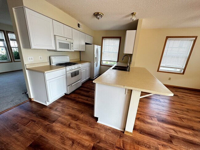 Building Photo - 663 Gateway Pl