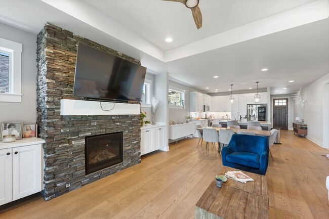 Building Photo - 3 Bed 2 Bath Fully Furnished-Single Level-...
