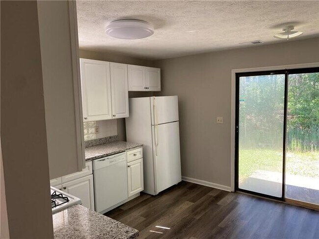 Building Photo - 2 Bedroom 2 Bathroom Townhome