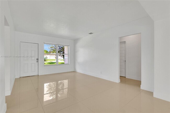 Building Photo - 1468 NE 118th St