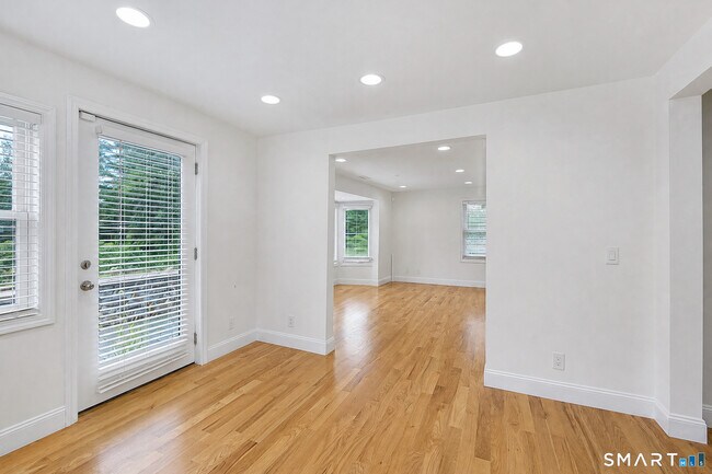 Foto del edificio - 47 Middle River Rd