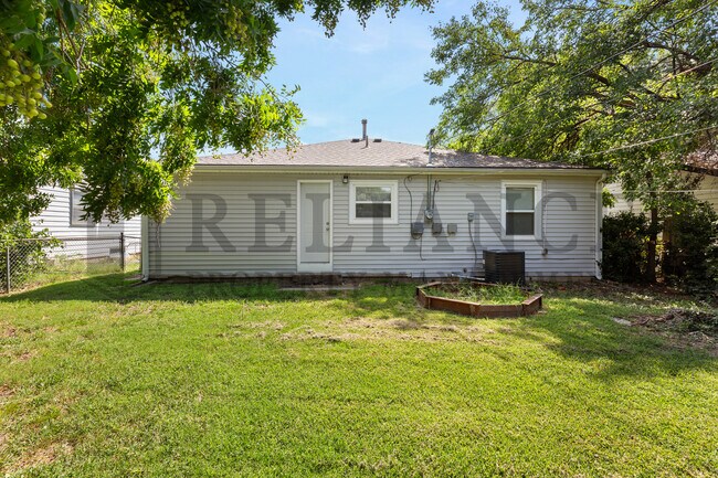 Foto del edificio - 1231 N Harding Ave