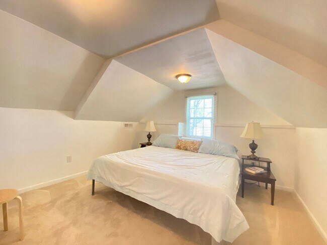 Building Photo - 4 Bed, 2 Bath Cape Cod style home in the T...